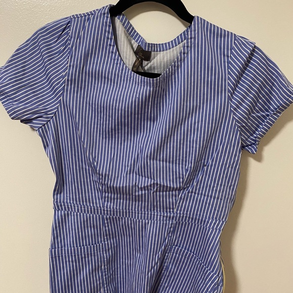 Jaaanu XS -- 5 scrub tops & 1 pant (all navy/blue) - Picture 6 of 9